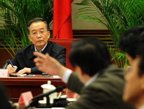 這是2月6日,溫家寶在與經(jīng)濟、社會領(lǐng)域?qū)<覍W者座談時,認真聽取并記錄發(fā)言者對《政府工作報告》(征求意見稿)的意見。新華社記者 劉建生 攝