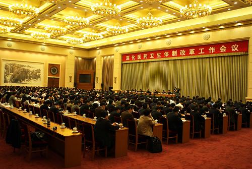 4月10日,深化醫(yī)藥衛(wèi)生體制改革工作會(huì)議在北京召開,中共中央政治局常委、國(guó)務(wù)院副總理、深化醫(yī)藥衛(wèi)生體制改革領(lǐng)導(dǎo)小組組長(zhǎng)李克強(qiáng)出席會(huì)議并講話。新華社記者 蘭紅光 攝