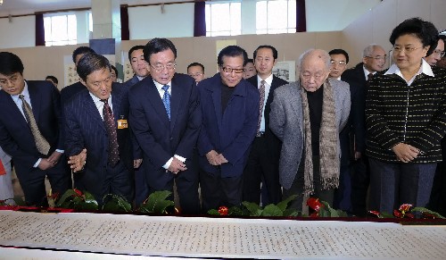 11月3日,中共中央政治局常委、中央紀(jì)委書記賀國強(qiáng)來到中國人民革命軍事博物館,參觀正在這里舉辦的紀(jì)念黨的紀(jì)律檢查機(jī)關(guān)恢復(fù)重建30周年書畫展。新華社記者 李濤 攝