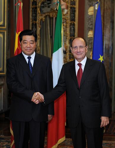 賈慶林會見意大利參議長斯基法尼 當(dāng)?shù)貢r間11月28日,全國政協(xié)主席賈慶林在羅馬會見意大利參議長斯基法尼。 新華社記者劉建生攝