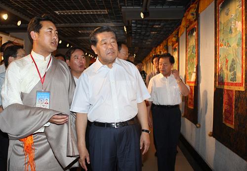 8月13日,中共中央政治局常委、全國政協(xié)主席賈慶林參觀正在北京民族文化宮藝術展覽館舉辦的迎奧運“格薩爾千幅唐卡展”。 新華社記者 劉衛(wèi)兵 攝