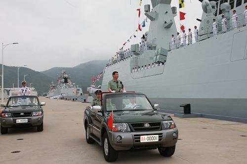 這是4月9日,習(xí)近平檢閱水兵儀仗隊(duì)后,登上敞篷車,在雄壯的閱兵曲中依次檢閱岳陽艦、衡水艦、玉林艦等艦艇。新華社記者 李剛 攝