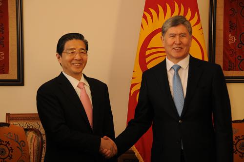 4月30日,吉爾吉斯斯坦總統(tǒng)阿坦巴耶夫(右)在比什凱克會(huì)見出席上合組織安全會(huì)議秘書第八次會(huì)議和上合組織禁毒部門領(lǐng)導(dǎo)人會(huì)議的國(guó)務(wù)委員郭聲琨。新華社 關(guān)建武 攝