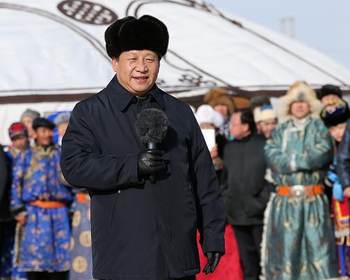 農(nóng)歷馬年來臨前夕,中共中央總書記、國家主席、中央軍委主席習(xí)近平冒著嚴寒來到內(nèi)蒙古錫林郭勒草原看望慰問各族各界群眾。在冬季那達慕活動現(xiàn)場,習(xí)近平在為當(dāng)?shù)啬撩衿砀r,向全國各族人民、港澳臺同胞、全球華人華僑拜年,致以新春祝福。 新華社記者 龐興雷 攝