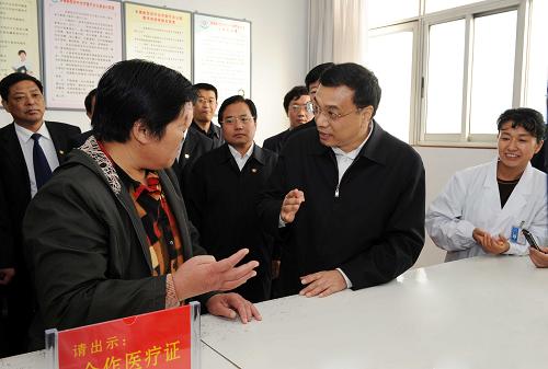 這是11月3日,李克強(qiáng)在濰坊昌邑市飲馬鎮(zhèn)中心衛(wèi)生院考察。新華社記者 饒愛民 攝
