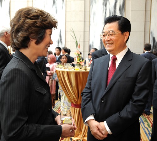這是宴會開始前,胡錦濤同美國總統(tǒng)代表團團長、勞工部長趙小蘭親切交談。 新華社記者劉衛(wèi)兵攝