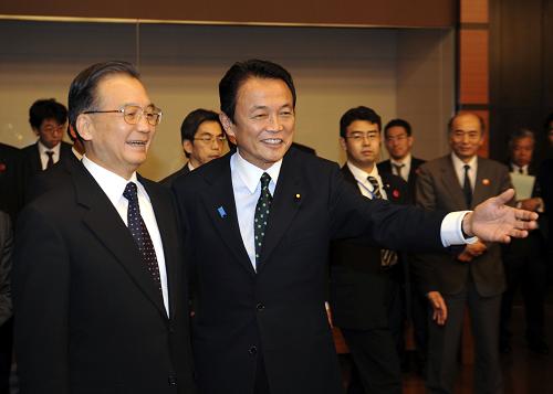 12月13日,中國國務(wù)院總理溫家寶在日本福岡會見日本首相麻生太郎。新華社記者 馬占成 攝