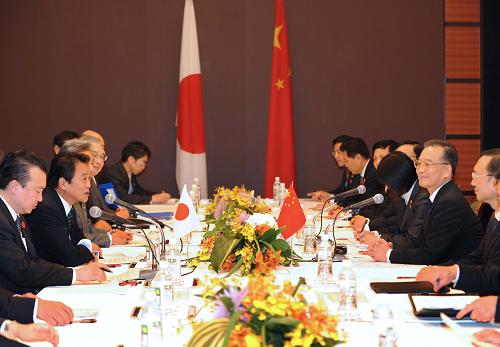 12月13日,中國國務(wù)院總理溫家寶在日本福岡會見日本首相麻生太郎。新華社記者 馬占成 攝