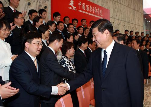 9月27日,中共中央政治局常委、中央書記處書記、國家副主席習近平在上海浦東干部學院出席干部教育培訓工作座談會并講話。這是座談會前,習近平與出席座談會的代表和浦東干部學院教職工代表見面。新華社記者劉衛(wèi)兵攝
