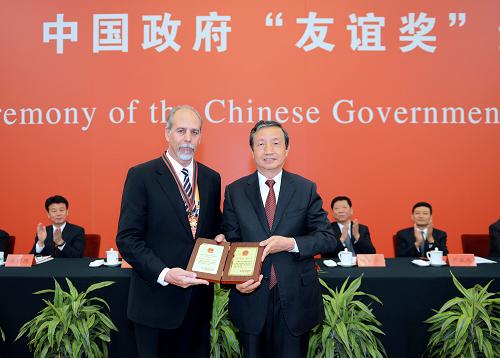 9月28日,2012年度中國(guó)政府“友誼獎(jiǎng)”頒獎(jiǎng)大會(huì)在北京人民大會(huì)堂舉行,國(guó)務(wù)委員兼國(guó)務(wù)院秘書長(zhǎng)馬凱向外國(guó)專家頒獎(jiǎng)并講話。新華社記者 李濤 攝