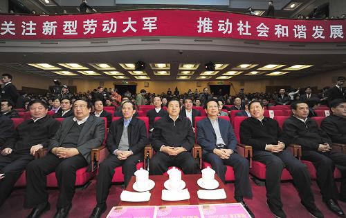 1月11日,國務(wù)院副總理張德江在全國政協(xié)禮堂出席“傾注三農(nóng) 情系農(nóng)民工”專題綜藝晚會(huì)暨首屆農(nóng)民工春節(jié)晚會(huì)。新華社記者 張鐸 攝