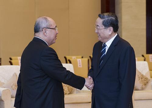 10月25日,中共中央政治局常委、全國政協(xié)主席俞正聲在南寧會(huì)見前來出席第九屆兩岸經(jīng)貿(mào)文化論壇的中國國民黨榮譽(yù)主席吳伯雄一行。 新華社記者王曄攝