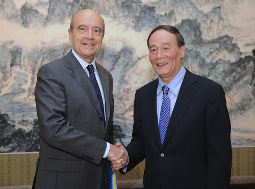 10月22日,中國國務(wù)院副總理王岐山在北京中南海會見法國總統(tǒng)特使、國務(wù)部長兼外長朱佩。新華社記者 謝環(huán)馳 攝