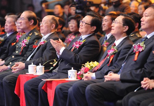 12月24日,第三屆全國會計知識大賽決賽在北京舉行。國務(wù)委員兼國務(wù)院秘書長華建敏觀看比賽并為獲獎選手頒獎。 新華社記者 李學(xué)仁 攝