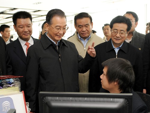 11月21日,溫家寶總理在浙江夢娜襪業(yè)股份有限公司考察時與設(shè)計人員交談。新華社記者 馬占成 攝