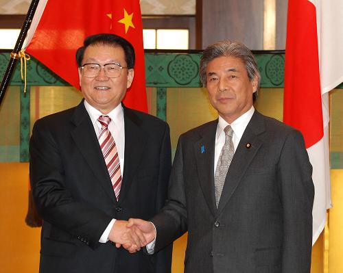 3月29日,中共中央政治局常委李長(zhǎng)春在東京會(huì)見日本外相中曾根弘文。新華社記者 孫巍 攝