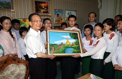 6月2日,正在緬甸進行正式訪問的中國國務(wù)院總理溫家寶參觀仰光第一中學(xué)。這是溫家寶接受學(xué)生們贈送的“中緬友誼圖”。