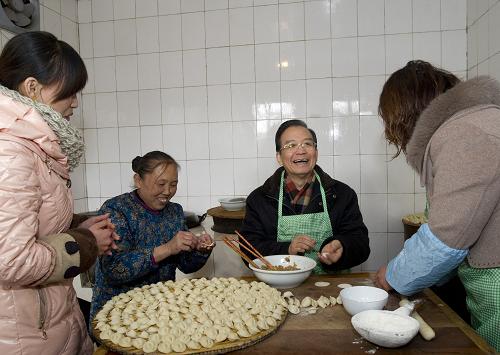 這是溫家寶總理來到甘肅省慶陽市環(huán)縣環(huán)城鎮(zhèn)十八里村,看望村民孟廣先一家,并和他們一起包餃子,共進午餐。新華社記者 李學(xué)仁 攝
