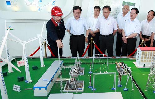 7月15日至18日,中共中央政治局常委、中央紀(jì)委書記賀國(guó)強(qiáng)在內(nèi)蒙古考察。這是7月17日,賀國(guó)強(qiáng)在京能集團(tuán)輝騰錫勒風(fēng)力發(fā)電場(chǎng)詢問(wèn)風(fēng)力發(fā)電的技術(shù)、設(shè)備與效益等情況。新華社記者 龐興雷 攝