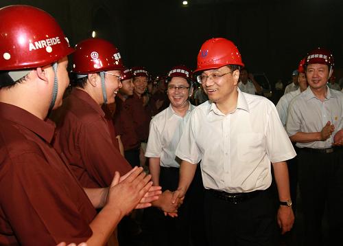 7月9日至10日,中共中央政治局常委、國務院副總理、國務院三峽工程建設委員會主任李克強,在湖北宜昌三峽壩區(qū)主持召開三峽工程座談會,并考察樞紐工程和壩區(qū)庫區(qū)。 這是7月9日,李克強來到緊張施工的三峽工程地下電站,看望慰問工程建設者。 新華社記者 龐興雷 攝