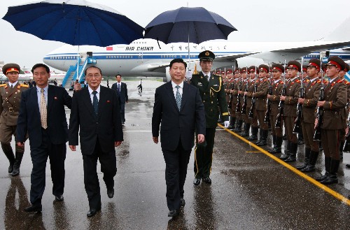 6月17日,中共中央政治局常委、國(guó)家副主席習(xí)近平抵達(dá)平壤,開始對(duì)朝鮮進(jìn)行正式友好訪問(wèn)。這是習(xí)近平在機(jī)場(chǎng)出席朝鮮最高人民會(huì)議常任委員會(huì)副委員長(zhǎng)楊亨燮為他舉行的歡迎儀式。新華社記者 龐興雷 攝
