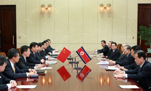 6月17日,中共中央政治局常委、國(guó)家副主席習(xí)近平在朝鮮平壤與朝鮮最高人民會(huì)議常任委員會(huì)副委員長(zhǎng)楊亨燮舉行會(huì)談。新華社記者 龐興雷 攝