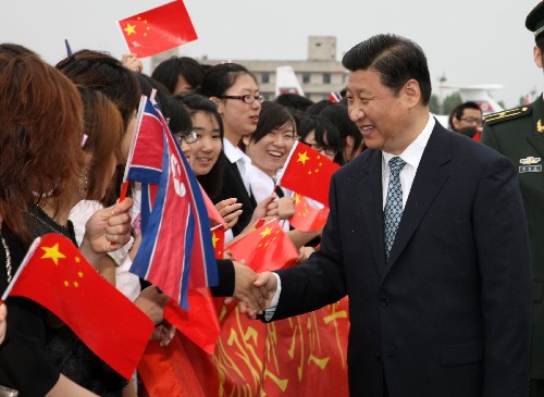 6月17日,中共中央政治局常委、國(guó)家副主席習(xí)近平抵達(dá)平壤,開始對(duì)朝鮮進(jìn)行正式友好訪問(wèn)。這是習(xí)近平在機(jī)場(chǎng)與在朝中國(guó)留學(xué)生握手。新華社記者 蘭紅光 攝