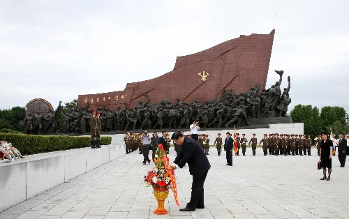 6月17日,中共中央政治局常委、國(guó)家副主席習(xí)近平在朝鮮平壤萬(wàn)壽臺(tái)向金日成銅像獻(xiàn)花。新華社記者 蘭紅光 攝