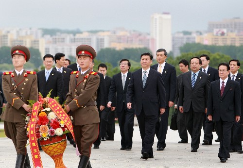 6月17日,中共中央政治局常委、國(guó)家副主席習(xí)近平在朝鮮平壤萬(wàn)壽臺(tái)向金日成銅像獻(xiàn)花。新華社記者 龐興雷 攝