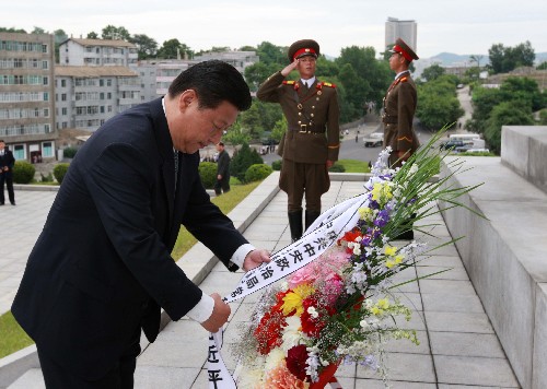 6月17日,中共中央政治局常委、國(guó)家副主席習(xí)近平在朝鮮平壤向中朝友誼塔獻(xiàn)花。新華社記者 龐興雷 攝