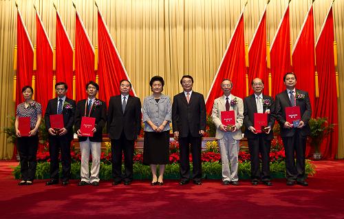 6月13日,中共中央政治局委員、國務(wù)委員劉延?xùn)|(左五)、中國科學(xué)院院長白春禮(右四)和中國工程院院長周濟(左四)與2012年度陳嘉庚科學(xué)獎獲得者合影。當(dāng)日,2012年度陳嘉庚科學(xué)獎及陳嘉庚青年科學(xué)獎頒獎儀式在兩院院士大會上舉行。四個項目和六位青年科學(xué)家共同分享這兩個獎項。中共中央政治局委員、國務(wù)委員劉延?xùn)|出席頒獎儀式,并與中國科學(xué)院院長白春禮和中國工程院院長周濟一起為獲獎科學(xué)家頒獎。新華社記者 金立旺 攝