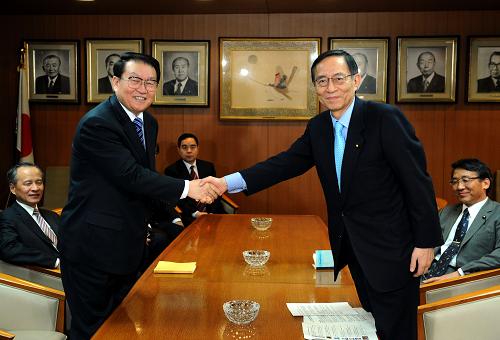 3月30日,正在日本進行正式友好訪問的中共中央政治局常委李長春在東京會見日本自民黨干事長細田博之。新華社記者劉建生攝