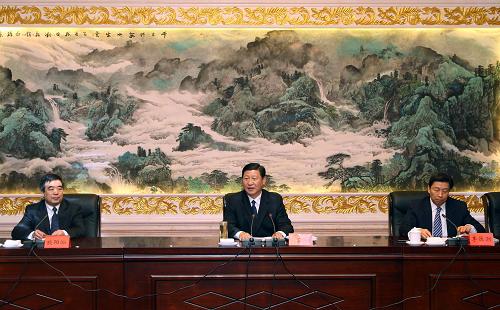 9月24日,部分省區(qū)深入學習實踐科學發(fā)展觀活動座談會在哈爾濱召開。中共中央政治局常委、中央書記處書記、國家副主席、中央深入學習實踐科學發(fā)展觀活動領(lǐng)導小組組長習近平出席會議并講話。 新華社記者 蘭紅光 攝