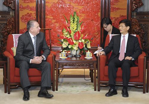 12月19日,中共中央政治局委員、國務(wù)委員、中央政法委書記孟建柱在北京中南海紫光閣會見波黑司法部部長喬拉克。新華社記者 謝環(huán)馳 攝