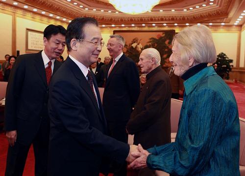 1月26日,春節(jié)臨近,中共中央政治局常委、國務(wù)院總理溫家寶在北京人民大會堂會見外國老專家和在華工作的優(yōu)秀外國專家代表及他們的親屬,與他們親切座談。這是座談前,溫家寶與伊莎白等外國專家親切握手。新華社記者 劉衛(wèi)兵 攝
