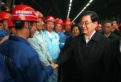 2月14日至15日,農(nóng)歷正月初一和初二,中共中央總書記、國家主席、中央軍委主席胡錦濤在福建省廈門市同干部群眾共度春節(jié)。這是胡錦濤來到廈門翔安隧道建設(shè)工地,親切看望慰問節(jié)日期間仍奮戰(zhàn)在工地上的農(nóng)民工。新華社記者鞠鵬攝