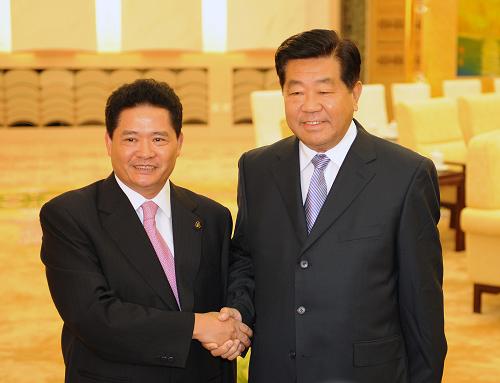 7月27日,中共中央政治局常委、全國(guó)政協(xié)主席賈慶林在北京會(huì)見(jiàn)以鄭銘坤先生為團(tuán)長(zhǎng)的臺(tái)灣媽祖聯(lián)誼會(huì)代表團(tuán)。新華社記者 劉建生 攝