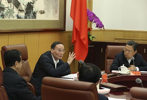 10月16日,中共中央政治局常委、中央紀(jì)委書記王岐山在北京主持省部級領(lǐng)導(dǎo)干部廉潔從政研修班座談會(huì)并講話。新華社記者 龐興雷 攝