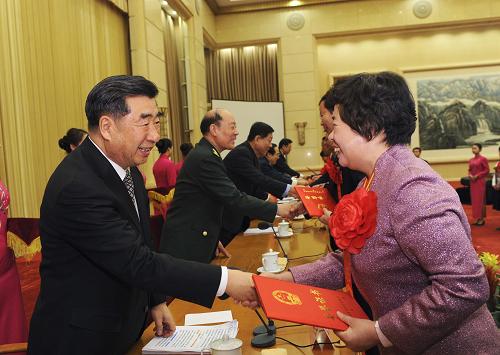 3月19日,第十三次全國民政會議在北京舉行。中共中央政治局委員、國務(wù)院副總理回良玉為全國民政系統(tǒng)先進(jìn)集體、先進(jìn)工作者和勞動模范、“孺子牛獎”獲得者代表頒獎。新華社記者 饒愛民 攝