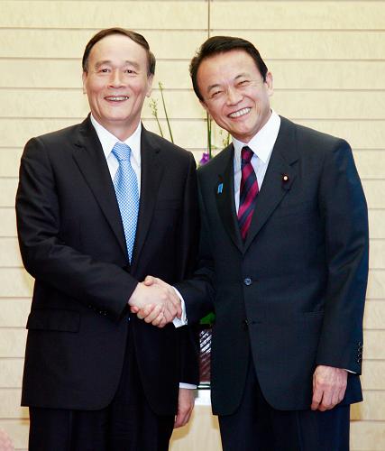 6月8日,日本首相麻生太郎(右)在東京首相官邸會(huì)見出席第二次中日經(jīng)濟(jì)高層對(duì)話的中國國務(wù)院副總理王岐山。新華社記者 任正來 攝