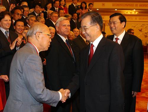 9月30日,國(guó)務(wù)院總理溫家寶在北京人民大會(huì)堂親切會(huì)見榮獲2009年度中國(guó)政府“友誼獎(jiǎng)”的100名外國(guó)專家和他們的眷屬。 新華社記者劉衛(wèi)兵攝