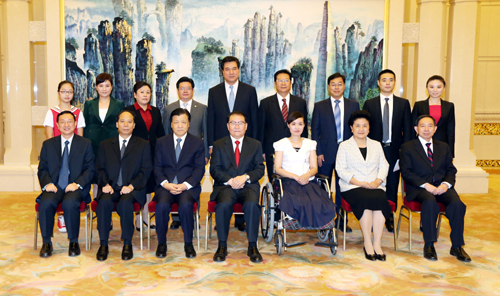 9月4日,張麗莉同志先進事跡報告會在北京人民大會堂舉行。報告會開始前,中共中央政治局常委李長春看望了張麗莉同志和報告團全體成員,代表黨中央和胡錦濤總書記對張麗莉同志表示親切問候和崇高敬意。新華社記者 姚大偉 攝