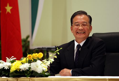 11月8日,中國國務(wù)院總理溫家寶在埃及沙姆沙伊赫國際會議中心舉行中外記者會。