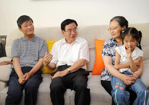 7月7日至8日,中共中央政治局常委、中央紀(jì)委書記賀國強(qiáng)在甘肅考察。這是7月8日,賀國強(qiáng)在嘉峪關(guān)市看望老工人王寶斗一家。 新華社記者劉建生攝