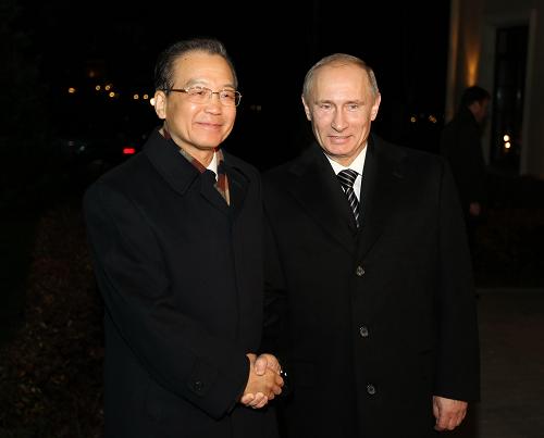 11月22日,國務院總理溫家寶在圣彼得堡與俄羅斯總理普京舉行小范圍會談并出席普京舉行的歡迎宴會。