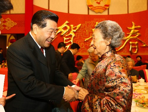 1月18日,全國政協(xié)在北京舉行新春茶話會,邀請已故黨外全國政協(xié)委員、知名人士夫人歡聚一堂,暢敘情誼,共迎新春。中共中央政治局常委、全國政協(xié)主席賈慶林出席茶話會。這是賈慶林和老同志親切握手。 新華社記者 鞠鵬 攝