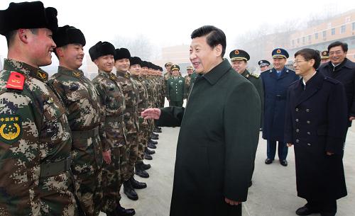 1月29日,中華民族的傳統(tǒng)節(jié)日春節(jié)來臨之際,中共中央總書記、中共中央軍委主席習近平到武警部隊視察,代表黨中央、國務院和中央軍委,向武警部隊全體官兵致以節(jié)日的問候。這是習近平在武警北京市總隊十三支隊向新兵詳細了解新兵訓練和生活情況。新華社記者 李剛 攝