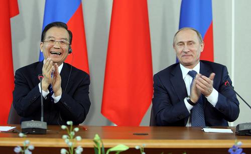 11月23日,中國國務(wù)院總理溫家寶在圣彼得堡同俄羅斯總理普京舉行中俄總理第十五次定期會晤后共同會見記者。 新華社記者 姚大偉 攝
