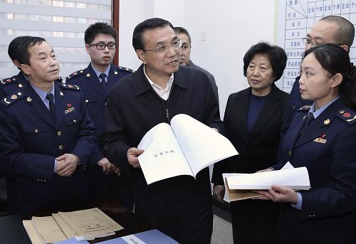 元旦前夕,中共中央政治局常委、國務(wù)院總理李克強(qiáng)來到天津考察調(diào)研民生改善與改革發(fā)展情況,看望慰問群眾。這是12月27日,李克強(qiáng)在大營門工商所考察市場監(jiān)管情況。新華社記者 龐興雷 攝