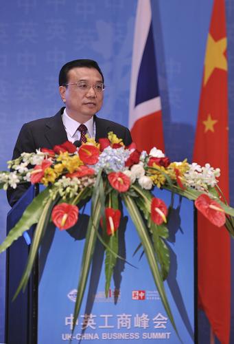 這是李克強(qiáng)在峰會(huì)上致辭。11月10日,中共中央政治局常委、國(guó)務(wù)院副總理李克強(qiáng)與英國(guó)首相卡梅倫在北京共同出席中英工商峰會(huì)。新華社記者 黃敬文 攝
